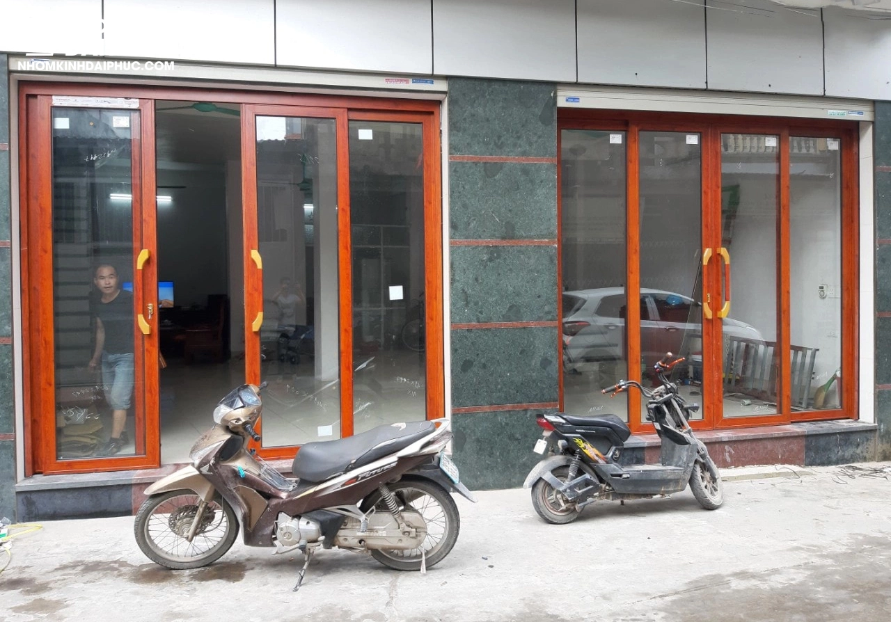 Cửa trượt quay 4 cánh màu vân gỗ