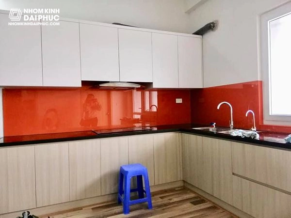 Mẫu kính ốp bếp màu đỏ cam