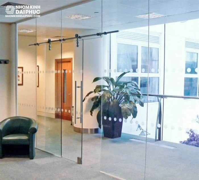 Vách kính cường lực mở trượt