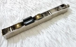 Bánh xe 2 bánh hổ phách Janus, dùng cho hệ lùa size 15x17 nhôm rãnh C, mã BX-CS17