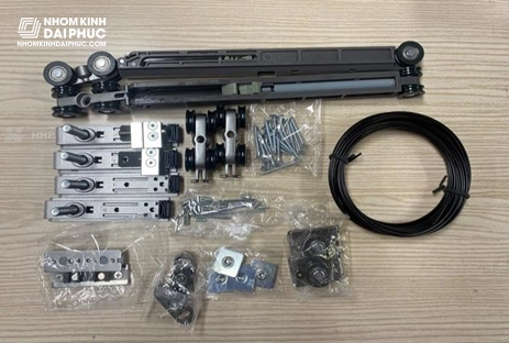 Bộ phụ kiện SLIM 2 + 0 (2 cánh lùa về 2 bên) Ray dưới. Thương hiệu OPK, mã OPK-2T