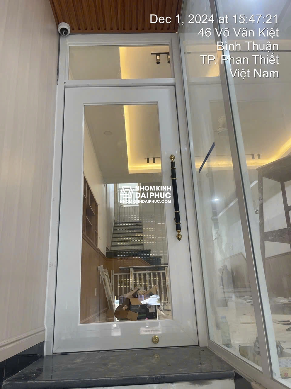 Cửa Nhôm Thủy Lực Màu Trắng