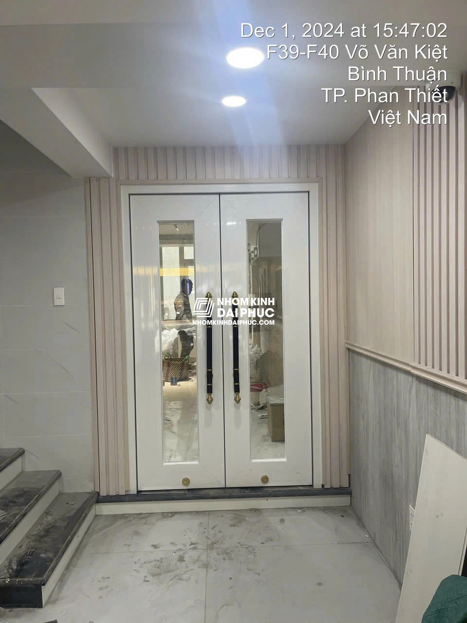 Cửa Nhôm Thủy Lực Màu Trắng